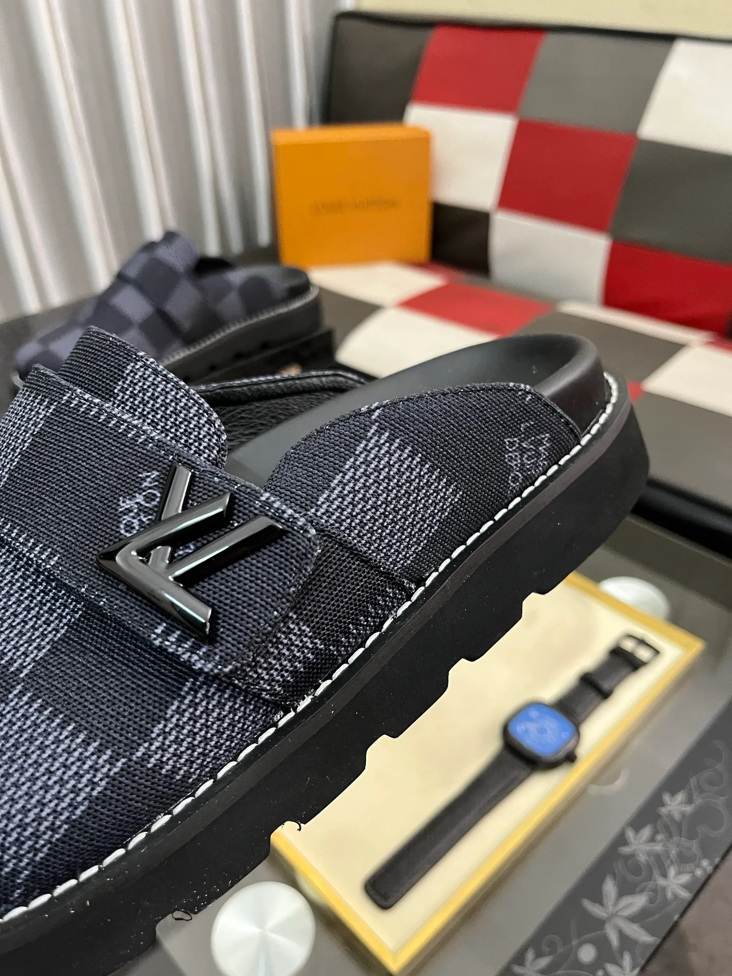 Men's men's shoes 💰420⌚️⌚️lv new Baotou half-slippers winterbreak comfert flat slippers lv letter and monogram floral embellished leather pattern, with sheepskin lining, suitable for indoor and outdoor wear. The water table is made of high-density foam material, which is light and comfortable. The sole has a certain thickness and the anti-aging effect is also good! Premium size: 38-444️⃣Colors available